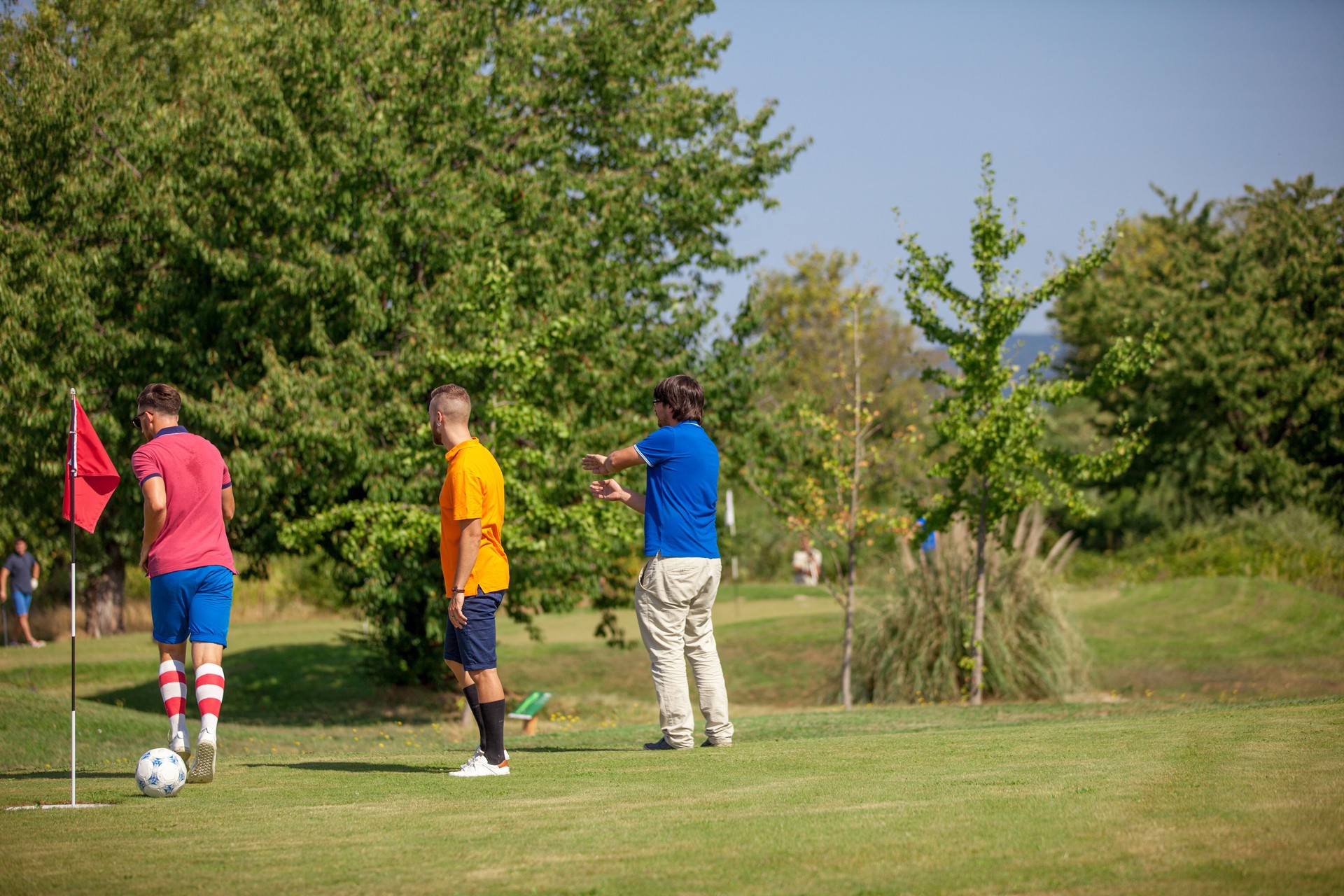 Fußballgolf Spieler und Trainer auf dem Golfplatz