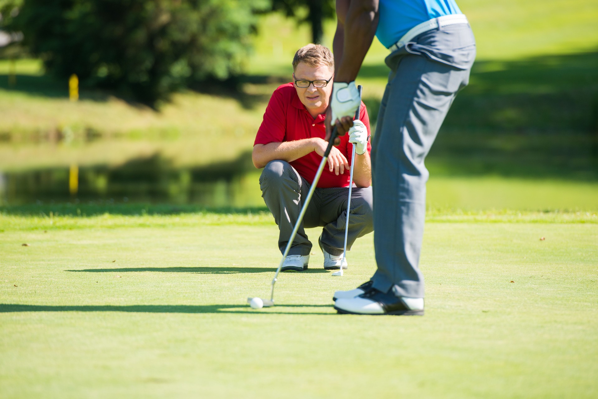 Üben der Putt-Golfspieler